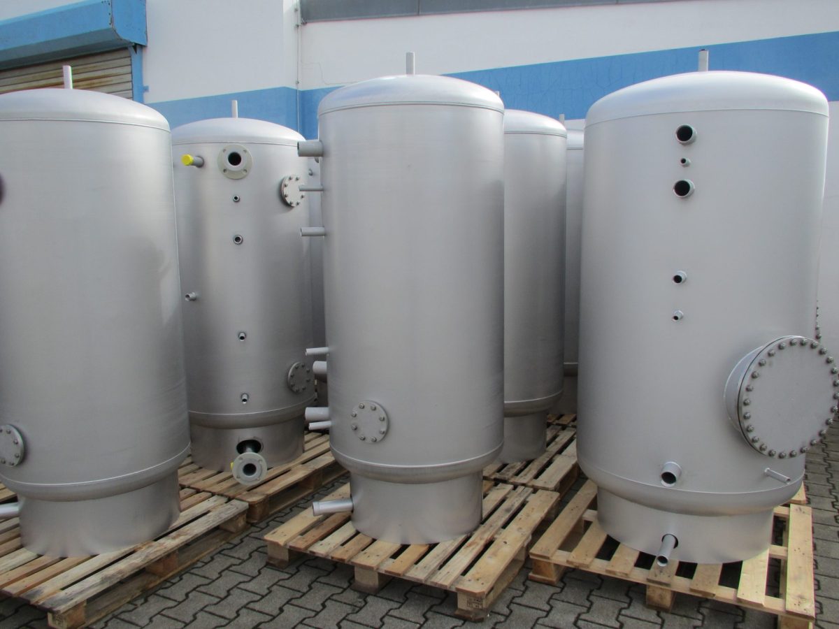 Individuell gefertigter Speicher mit seitlichen Anschlüssen