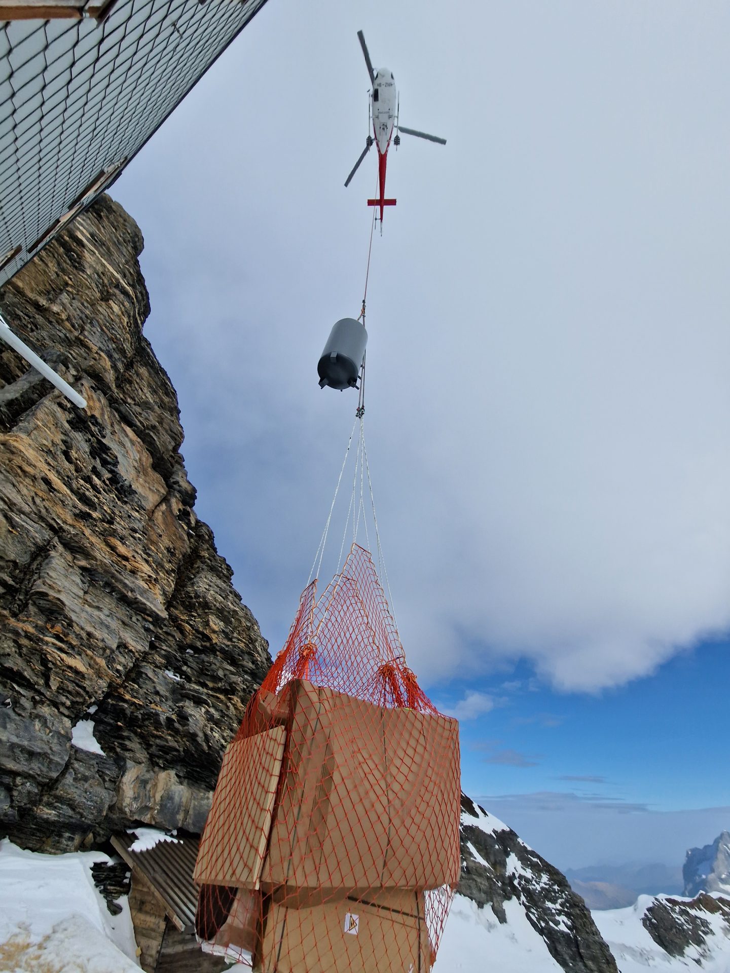 Helikoptertransport des Speichers zur Grialetschhuette